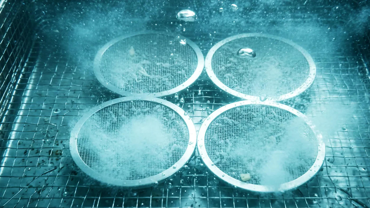 Round sieves under the cleaning liquid